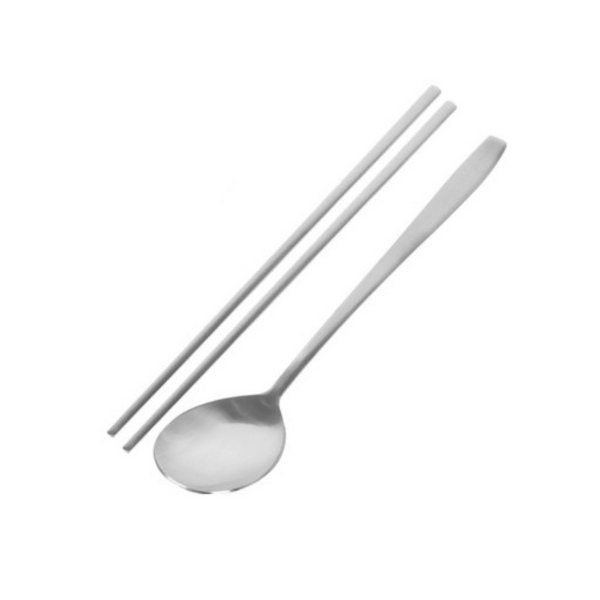 Palillos y cuchara metálicos